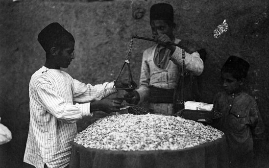 از نگریستن در آب تا مهمانی‌های زورکی در خانه ثروتمندان؛ نظر سیاحان غربی در رابطه با نوروز