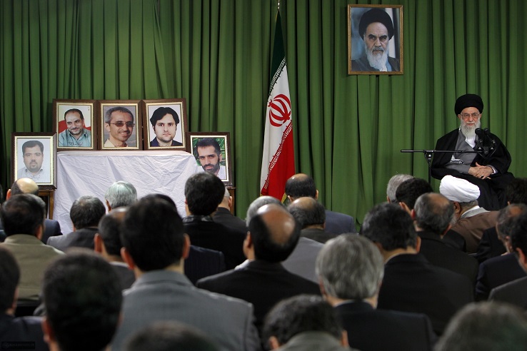 رهبر معظم انقلاب در دیدار دانشمندان هستهای ما میخواهیم به دنیا اثبات کنیم که داشتن سلاح هستهای قدرتآفرین نیست