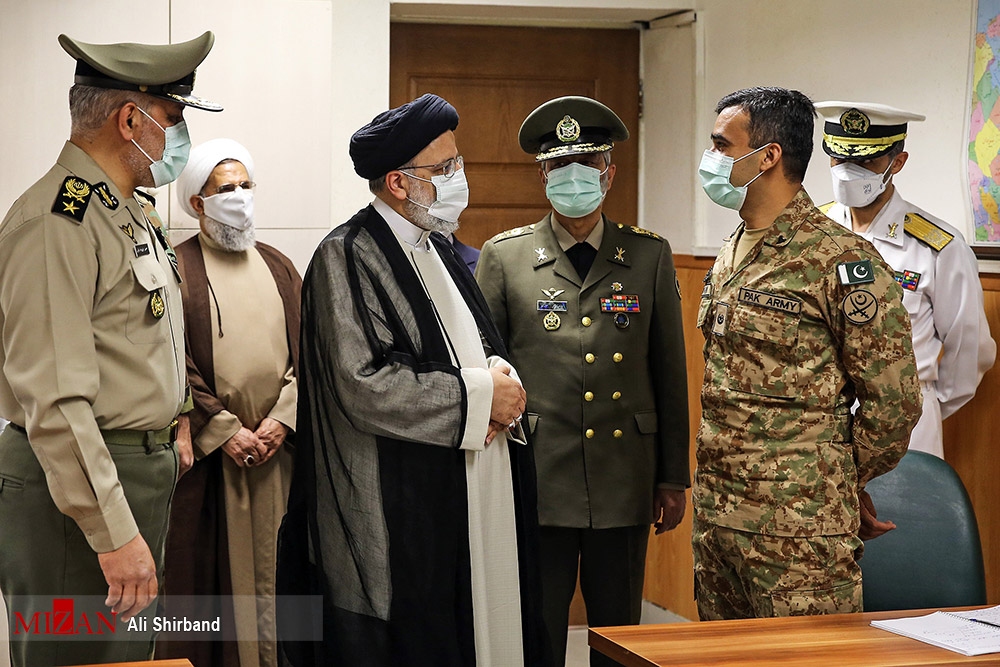 ویژگی ارتش ما این است که ارتش ولایی است؛ این ارتش مردم را باور دارد و مردم هم به ارتش اعتماد دارند ویژگی ارتش ما این است که ارتش ولایی است؛ این ارتش مردم را باور دارد و مردم هم به ارتش اعتماد دارند