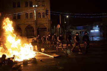 عکس| درگیری میان فلسطینیان و نظامیان صهیونیست؛ ۱۰۵ فلسطینی مجروح شدند عکس| درگیری میان فلسطینیان و نظامیان صهیونیست؛ ۱۰۵ فلسطینی مجروح شدند