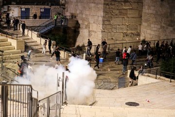 عکس| درگیری میان فلسطینیان و نظامیان صهیونیست؛ ۱۰۵ فلسطینی مجروح شدند عکس| درگیری میان فلسطینیان و نظامیان صهیونیست؛ ۱۰۵ فلسطینی مجروح شدند