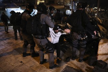 عکس| درگیری میان فلسطینیان و نظامیان صهیونیست؛ ۱۰۵ فلسطینی مجروح شدند عکس| درگیری میان فلسطینیان و نظامیان صهیونیست؛ ۱۰۵ فلسطینی مجروح شدند
