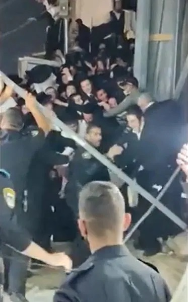 فیلم| دهها کشته و مجروح در سقوط پلی در سرزمینهای اشغالی فیلم| دهها کشته و مجروح در سقوط پلی در سرزمینهای اشغالی