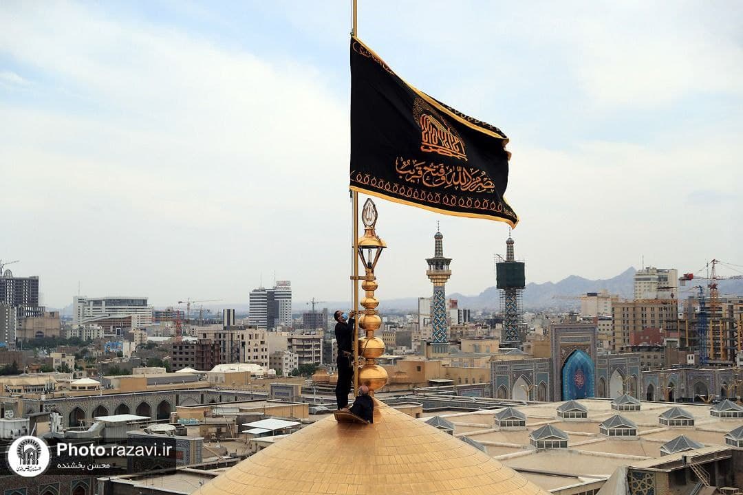تعویض پرچم گنبد حرم مطهر رضوی به مناسبت شهادت امیر المومنین(ع)