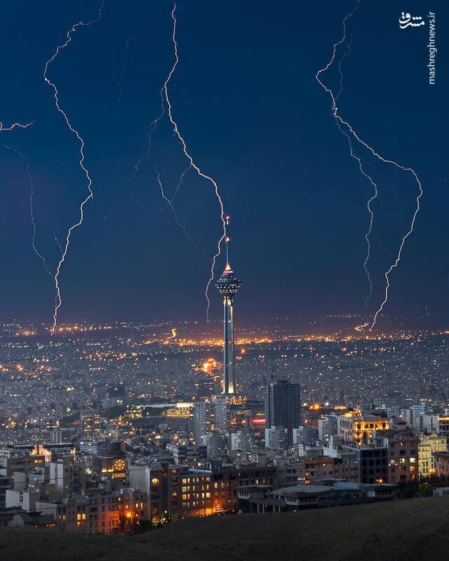 تصویری جالب از رعد و برق شب گذشته پایتخت تصویری جالب از رعد و برق شب گذشته پایتخت