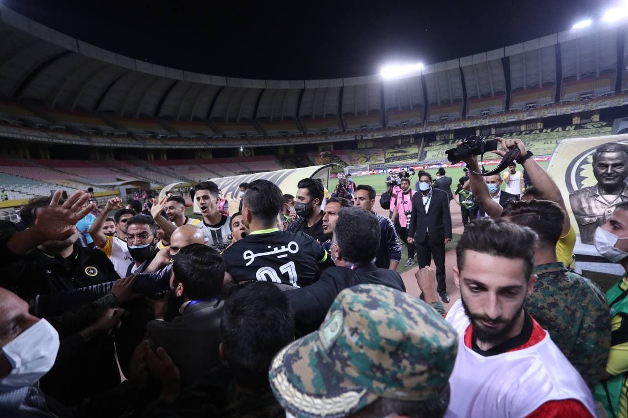 جنجال و درگیری در پایان دیدار پرسپولیس و سپاهان + فیلم و عکس جنجال و درگیری در پایان دیدار پرسپولیس و سپاهان + فیلم و عکس