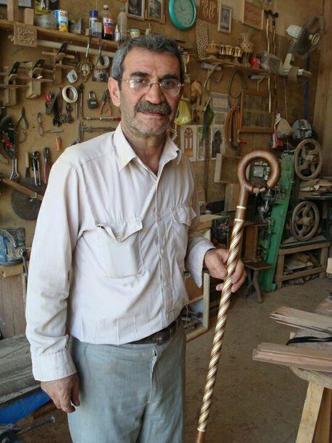 مردی که رکوردار ساخت منبرهای چوبی است/ وقتی چوب هم گره زده میشود مردی که رکوردار ساخت منبرهای چوبی است/ وقتی چوب هم گره زده میشود