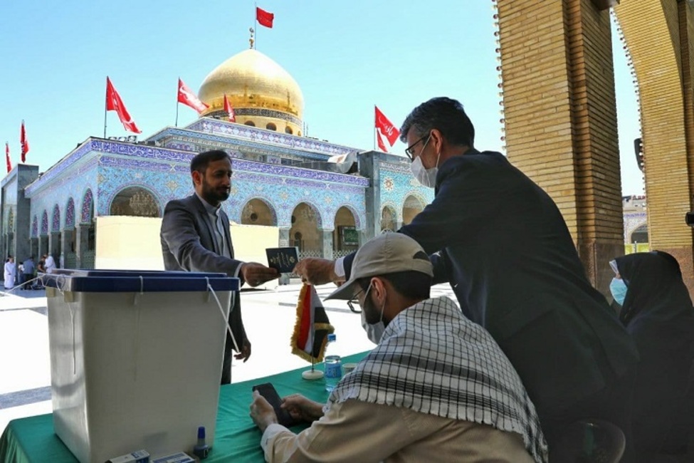 حضور غیرقابل پیش‌بینی مردم در انتخابات/ رهبر انقلاب دقایق اولیه رأی خود را به صندوق انداختند/ صف‌های طولانی در نقاط مختلف ایران اسلامی + تصاویر، فیلم و حاشیه‌ها