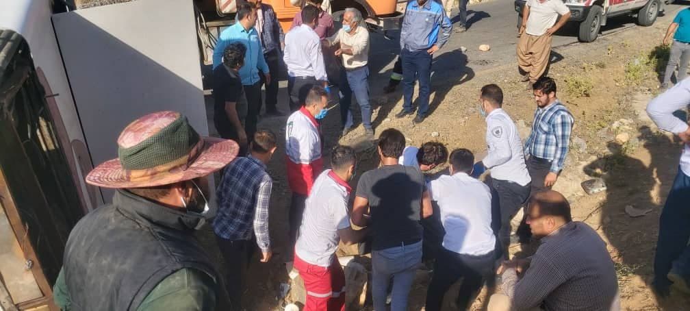 اولین تصاویر و فیلم از حادثه واژگونی اتوبوس خبرنگاران در نقده اولین تصاویر و فیلم از حادثه واژگونی اتوبوس خبرنگاران در نقده