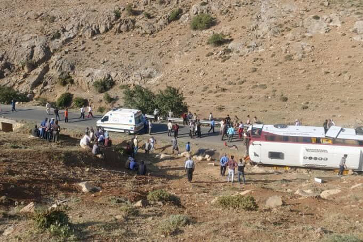 اولین تصاویر و فیلم از حادثه واژگونی اتوبوس خبرنگاران در نقده اولین تصاویر و فیلم از حادثه واژگونی اتوبوس خبرنگاران در نقده