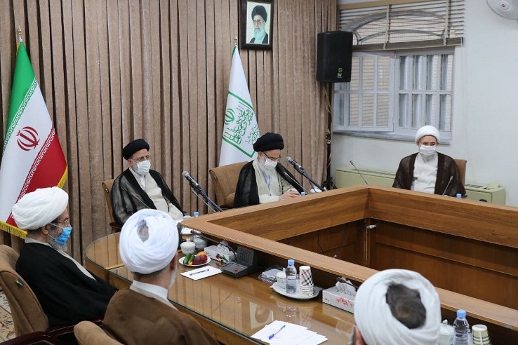 دیدار آیتالله رئیسی با اعضای جامعه مدرسین حوزه علمیه قم رئیس جامعه مدرسین حوزه علمیه قم: حضور آیتالله رئیسی در قم امیدوارکننده بود
