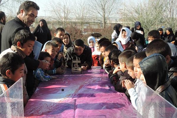 گزارشی از اهدای لباس گرم به کودکان کار +تصاویر
