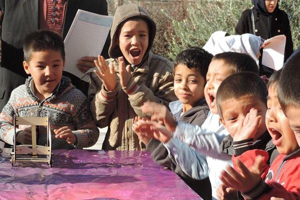 گزارشی از اهدای لباس گرم به کودکان کار +تصاویر