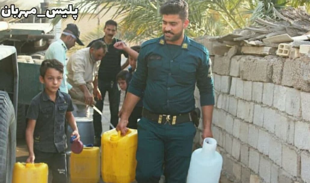 تصویر شهید ضرغامپرست درحال آبرسانی به مناطق بیآب خوزستان چند روز قبل از شهادت تصویر شهید ضرغامپرست درحال آبرسانی به مناطق بیآب خوزستان چند روز قبل از شهادت