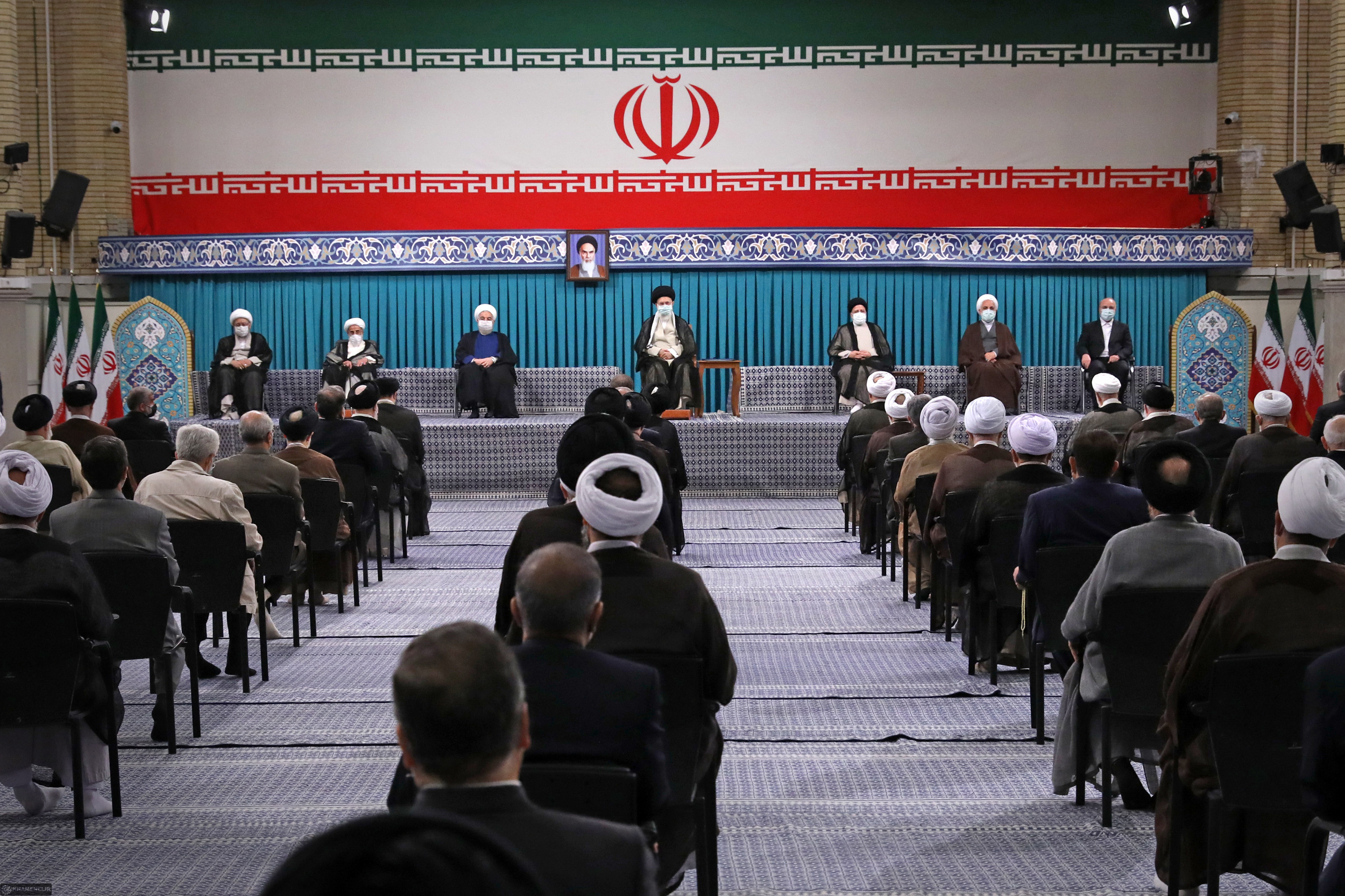مراسم تنفیذ حکم سیزدهمین دوره ریاست جمهوری اسلامی ایران دولت باید مظهر وفاق باشد/ در زمینه کار تبلیغاتی درست و تمهیدات رسانهای باید قویتر و هوشمندانهتر عمل بکنیم