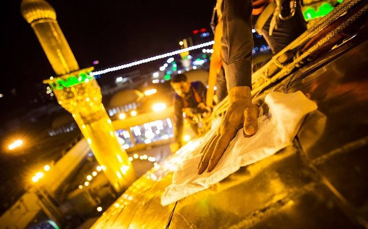 شست‌وشوی گنبد حرم سیدالشهدا (ع) +عکس و فیلم