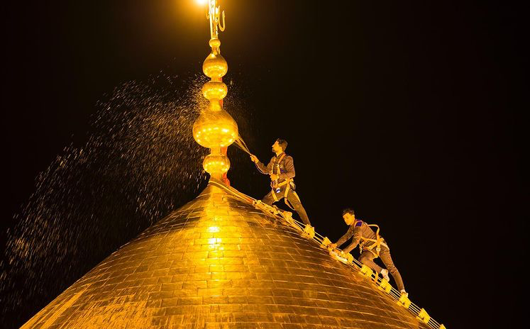 شست‌وشوی گنبد حرم سیدالشهدا (ع) +عکس و فیلم