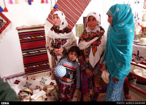 این‌جا خانم‌ها حکومت می‌کنند‎ +عکس