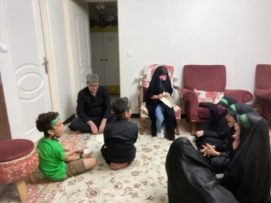 «هر خانه یک حسینیه» در منزل برادر شهید سیدمحمدتقی شاه چراغ برگزارشد