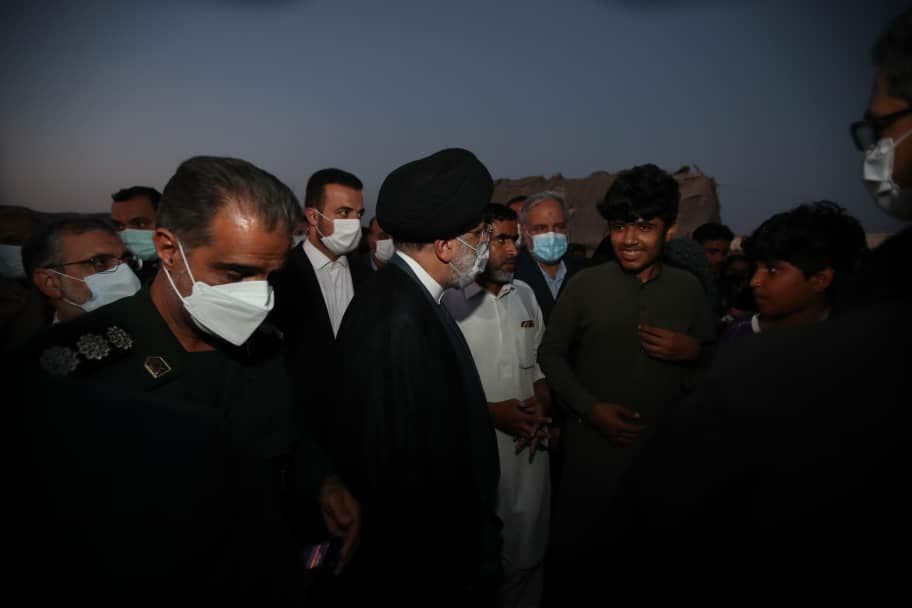حضور رئیس جمهور در بین زاغه نشینان منطقه مرادآباد چابهار حضور رئیس جمهور در بین زاغه نشینان منطقه مرادآباد چابهار