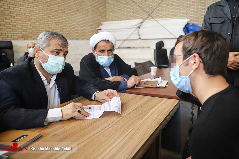 بازدید دادستان تهران بههمراه هیات قضایی ۲۰۰ نفره از زندان اوین/دیدار چهره به چهره با زندانیان و بازداشتیهای اوین/ دادستان تهران برای قرارهای تامین دستور تجدید نظر داد/ ۱۳۵۳مورد درخواستهای اخذ شده از زندانیان بررسی شد/ اعطای مرخصی به یک محکوم امنیتی که خانوادهاش با ارسال پیام به صفحه مجازی رئیس قوه قضاییه تقاضای مساعدت کرده بودند/ القاصی مهر: بهلحاظ تاکیدات ریاست قوه قضاییه پرونده این فرد با نظر موافق در کمیسیون عفو به صورت خارج از نوبت مطرح خواهد شد بازدید دادستان تهران بههمراه هیات قضایی ۲۰۰ نفره از زندان اوین/دیدار چهره به چهره با زندانیان و بازداشتیهای اوین/ دادستان تهران برای قرارهای تامین دستور تجدید نظر داد/ ۱۳۵۳مورد درخواستهای اخذ شده از زندانیان بررسی شد/ اعطای مرخصی به یک محکوم امنیتی که خانوادهاش با ارسال پیام به صفحه مجازی رئیس قوه قضاییه تقاضای مساعدت کرده بودند/ القاصی مهر: بهلحاظ تاکیدات ریاست قوه قضاییه پرونده این فرد با نظر موافق در کمیسیون عفو به صورت خارج از نوبت مطرح خواهد شد