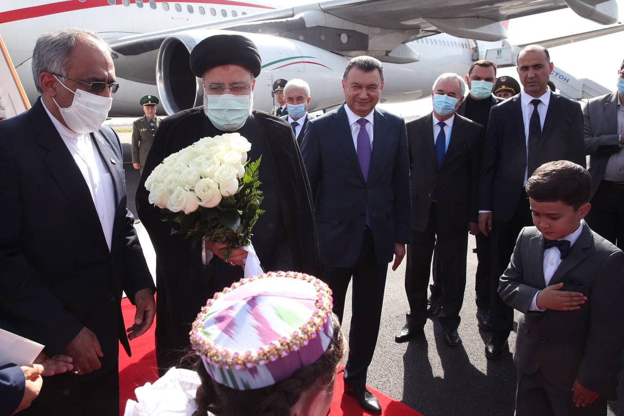 آیتالله رئیسی وارد دوشنبه پایتخت تاجیکستان شد آیتالله رئیسی وارد دوشنبه پایتخت تاجیکستان شد