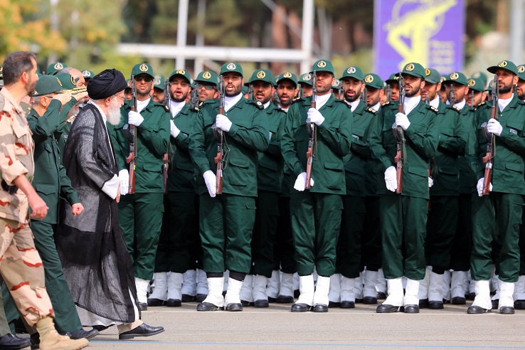 فرماندهانِ عالیِ سپاه برادرانه با آحاد افراد سپاهی برخورد میکردند فرماندهانِ عالیِ سپاه برادرانه با آحاد افراد سپاهی برخورد میکردند