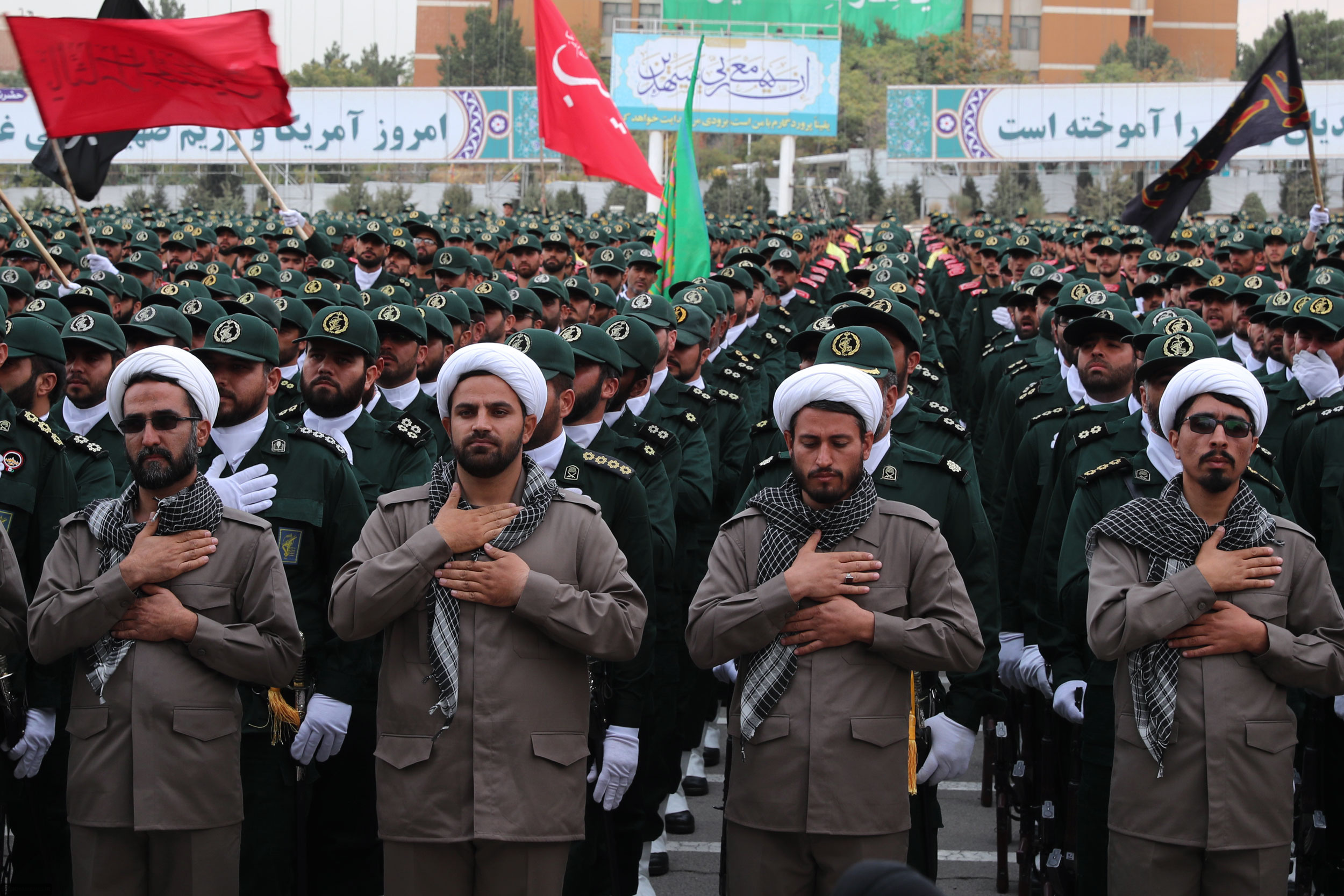 فرماندهانِ عالیِ سپاه برادرانه با آحاد افراد سپاهی برخورد میکردند فرماندهانِ عالیِ سپاه برادرانه با آحاد افراد سپاهی برخورد میکردند