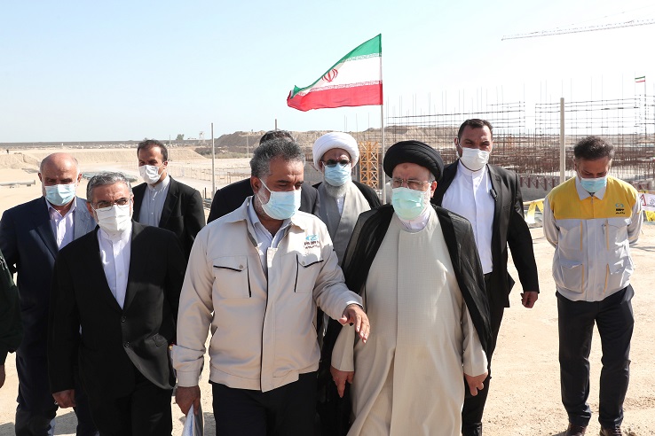 بازدید آیتالله رئیسی از نیروگاه اتمی بوشهر امام جمعه بوشهر: سفر آیتالله رئیسی به بوشهر در تمامی عرصهها کارآمد بود/ تخصیص بیسابقه اعتبارات بنیادین در استان بوشهر
