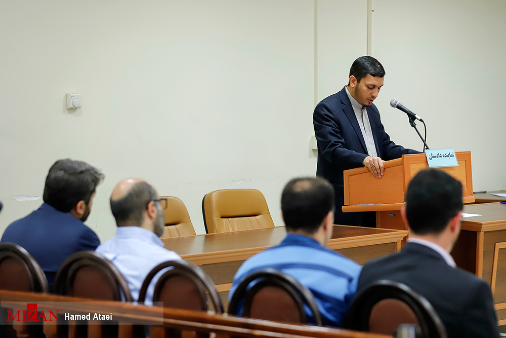 رئیس وقت بانک مرکزی به تحمل ۱۰ سال، احمد عراقچی به ۸ سال و سالار آقا خانی به ۱۳ سال حبس محکوم شدند رئیس وقت بانک مرکزی به تحمل ۱۰ سال، احمد عراقچی به ۸ سال و سالار آقا خانی به ۱۳ سال حبس محکوم شدند