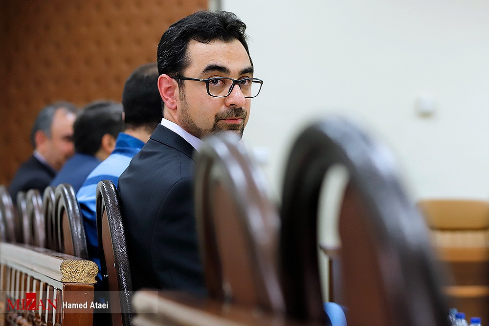 رئیس وقت بانک مرکزی به تحمل ۱۰ سال، احمد عراقچی به ۸ سال و سالار آقا خانی به ۱۳ سال حبس محکوم شدند رئیس وقت بانک مرکزی به تحمل ۱۰ سال، احمد عراقچی به ۸ سال و سالار آقا خانی به ۱۳ سال حبس محکوم شدند