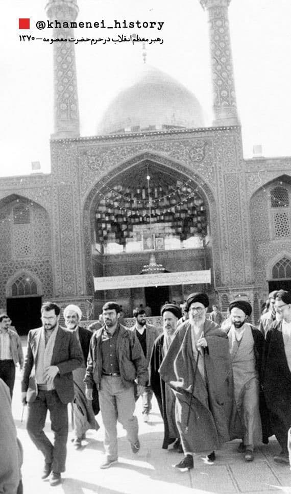 تصویری قدیمی از حضور رهبر انقلاب در حرم حضرت معصومه (س) تصویری قدیمی از حضور رهبر انقلاب در حرم حضرت معصومه (س)