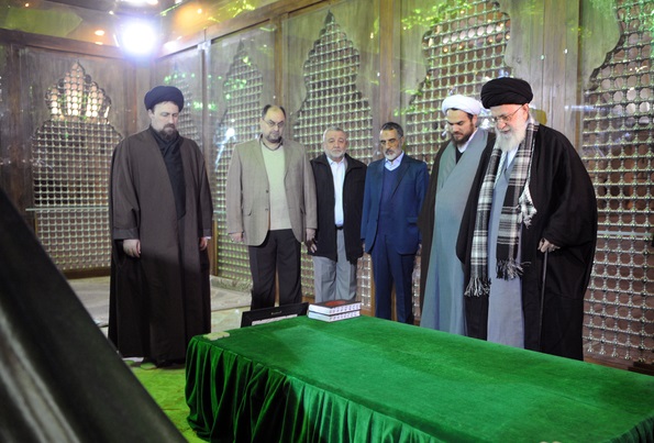حضور رهبر معظم انقلاب اسلامی بر سر مزار امام خمینی (ره) + تصاویر