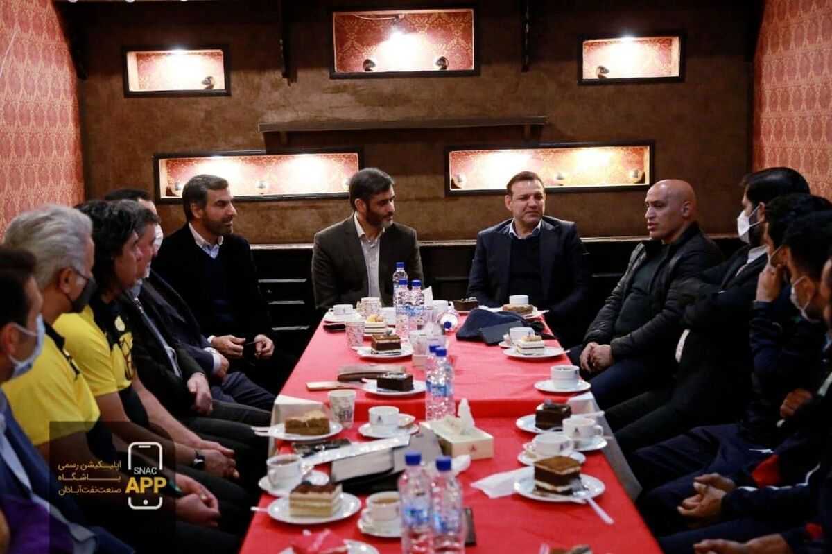 حرکت عجیب رییس فدراسیون فوتبال قبل از بازی امروز پرسپولیس/ حضور عزیزی خادم در اردوی صنعت نفت آبادان!