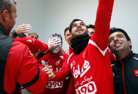 جشن و پایکوبی در جمعه سیاه پرسپولیس / این جماعت «سر طلایی» نمی‌شناسد! + عکس