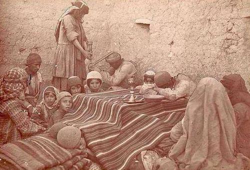 نگاهی به زندگی روزمره مردم ایران در اواخر عصر قاجار نگاهی به زندگی روزمره مردم ایران در اواخر عصر قاجار