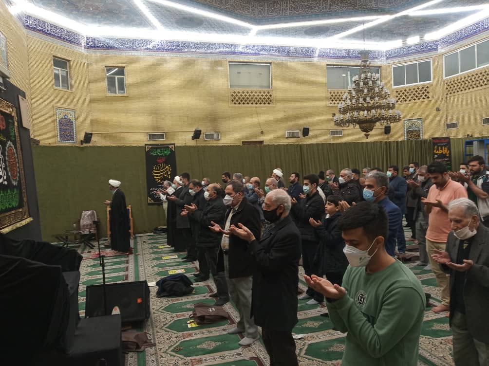 رئیس دستگاه قضا نماز مغرب و عشا را در بین نمازگزاران مسجد امام موسی ابن جعفر (ع) به جا آورد رئیس دستگاه قضا نماز مغرب و عشا را در بین نمازگزاران مسجد امام موسی ابن جعفر (ع) به جا آورد