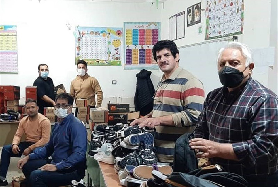 اقدام خیرخواهانه قهرمانان کشتی با توزیع کفش و لوازم التحریر در مناطق محروم زاهدان اقدام خیرخواهانه قهرمانان کشتی با توزیع کفش و لوازم التحریر در مناطق محروم زاهدان