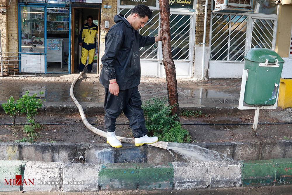 فرماندار کنارک: آب ۹۵ درصد منازل تخلیه شده است/ همکاری خیرین برای انجام ایزوگام سقف منازل فرماندار کنارک: آب ۹۵ درصد منازل تخلیه شده است/ همکاری خیرین برای انجام ایزوگام سقف منازل