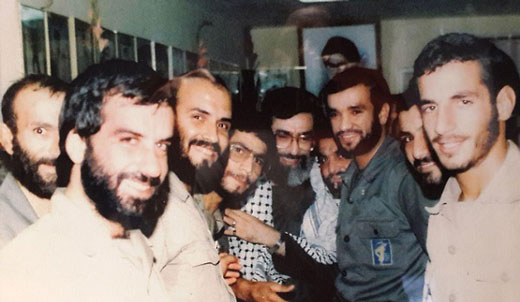تامل «آقا» بر عکس شهیدی که با حضرت زهرا(س) ارتباط داشت