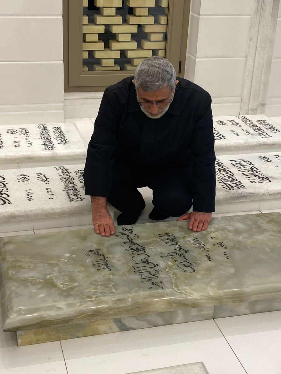 حضور فرمانده نیروی قدس سپاه بر سر مزار شهید ابومهدی المهندس حضور فرمانده نیروی قدس سپاه بر سر مزار شهید ابومهدی المهندس