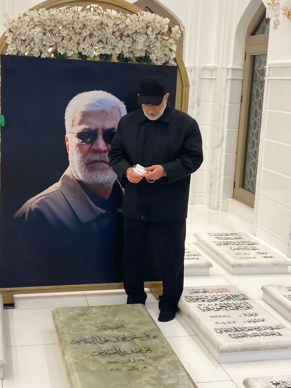 حضور فرمانده نیروی قدس سپاه بر سر مزار شهید ابومهدی المهندس حضور فرمانده نیروی قدس سپاه بر سر مزار شهید ابومهدی المهندس