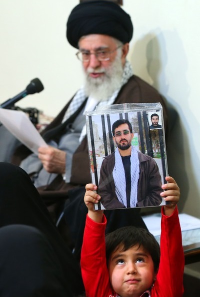تصاویری از دیدار خانواده شهدای مدافعان حرم اهل بیت(ع) با رهبر انقلاب تصاویری از دیدار خانواده شهدای مدافعان حرم اهل بیت(ع) با رهبر انقلاب