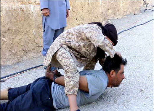 ذبح یک مرد به دست جلاد نوجوان داعش +تصویر ذبح یک مرد به دست جلاد نوجوان داعش +تصویر