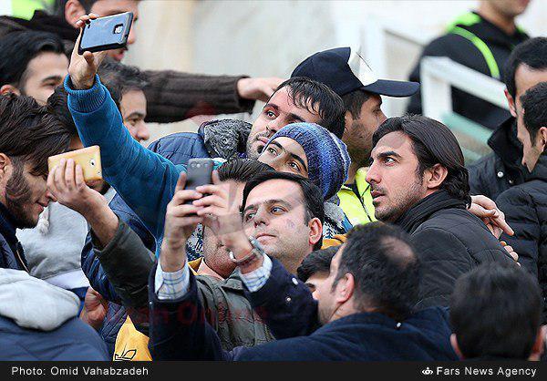 سلفی تماشاگران باسنگربان استقلال +عکس سلفی تماشاگران باسنگربان استقلال +عکس