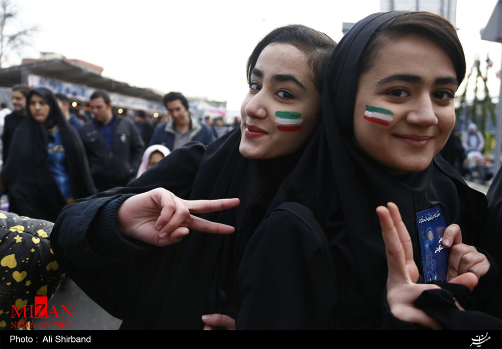 رژه میلیونی بزرگترین ارتش جهان آغاز شد+تصاویر/جدیدترین موشک بالستیک ایران در راهپیمایی 22 بهمن/ گزارش لحظه به لحظه میزان از گزینه های روی میز ملت ایران