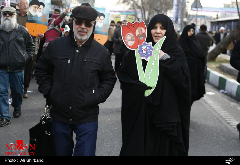 رژه میلیونی بزرگترین ارتش جهان آغاز شد+تصاویر/جدیدترین موشک بالستیک ایران در راهپیمایی 22 بهمن/ گزارش لحظه به لحظه میزان از گزینه های روی میز ملت ایران
