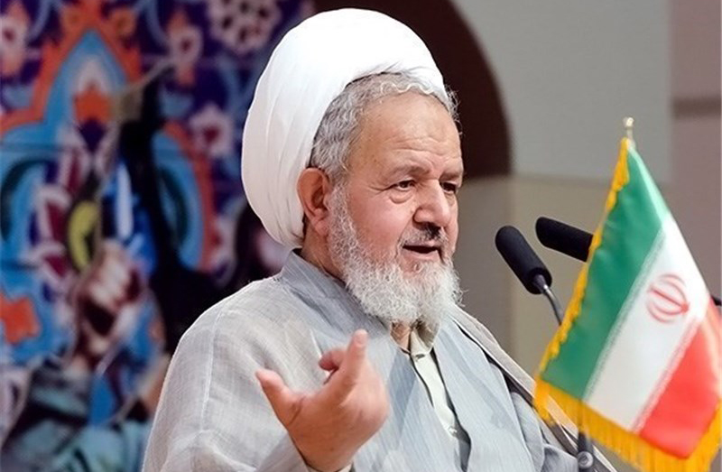 برخی در کشور برای دشمن فرش قرمز پهن کرده‎اند/هرگز امان‎نامه کفر را امضا نمی‎کنیم