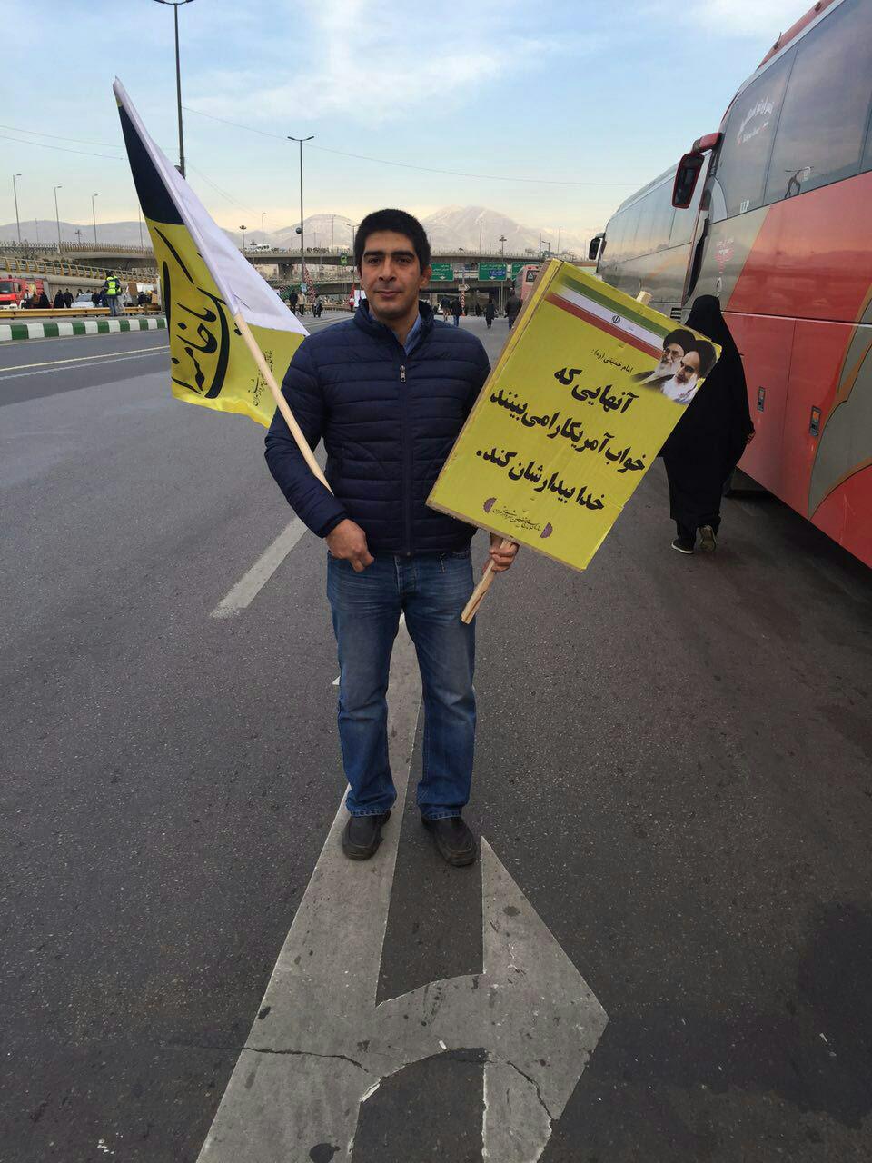 پلاکارد جالب یک جوان در راهپیمایی 22 بهمن+عکس