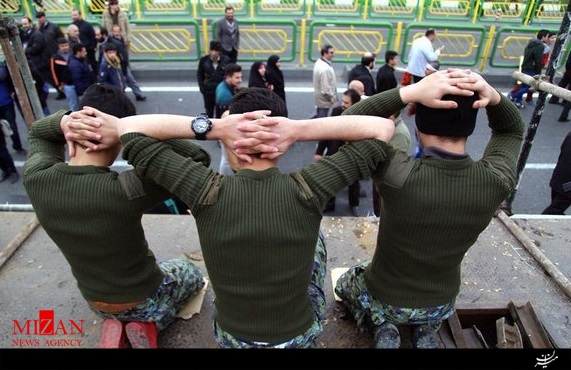 کنایه تهرانی ها به نظامیان آمریکایی در راهپیمایی 22 بهمن + عکس